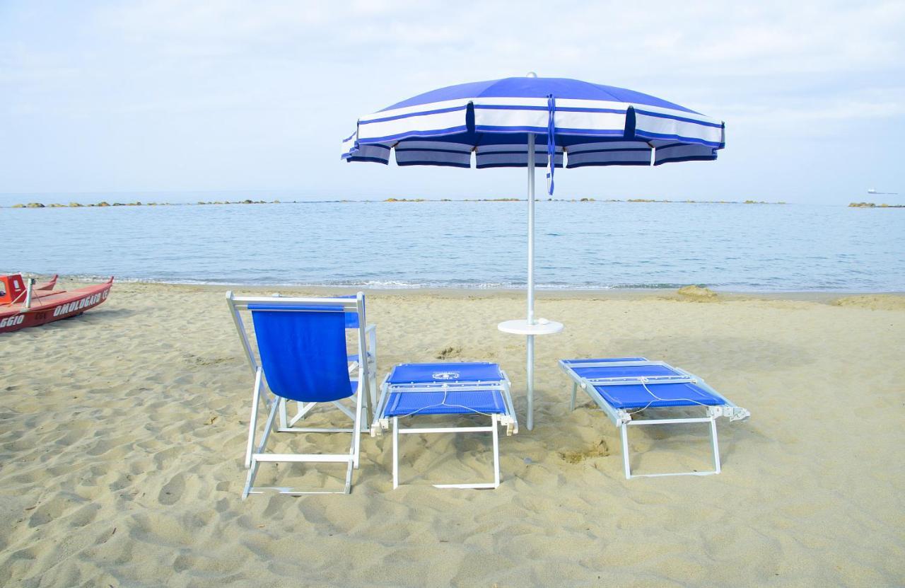 Hotel Casa Per Ferie Il Pioppo à Marina di Massa Extérieur photo